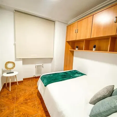 Apartamento Residencial Leyra, Piso Centrico De 6 Habitaciones, 8 Camas *